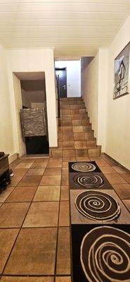 Praktischer Flurbereich mit direktem Treppenaufgang und Abstellnische