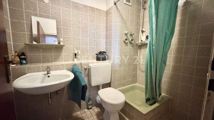 Badezimmer mit Dusche