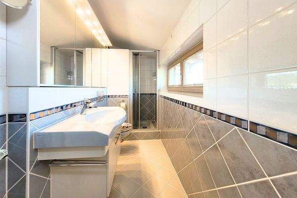 Duschbad im Obergeschoss mit Dusche