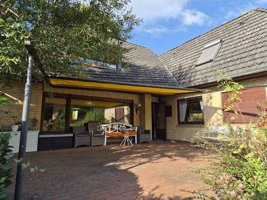 Traumvilla mit großer Terrasse und Markise