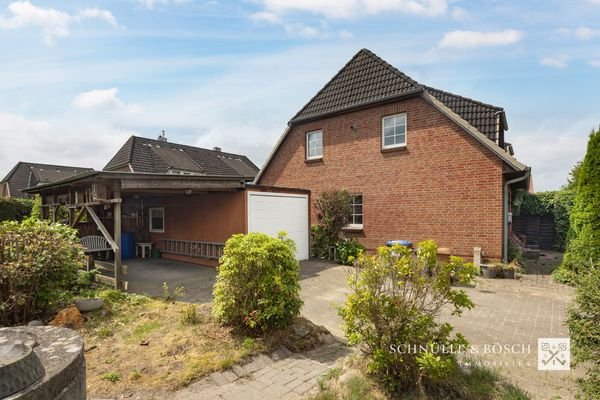 Eine Garage und ein Carport direkt am Haus