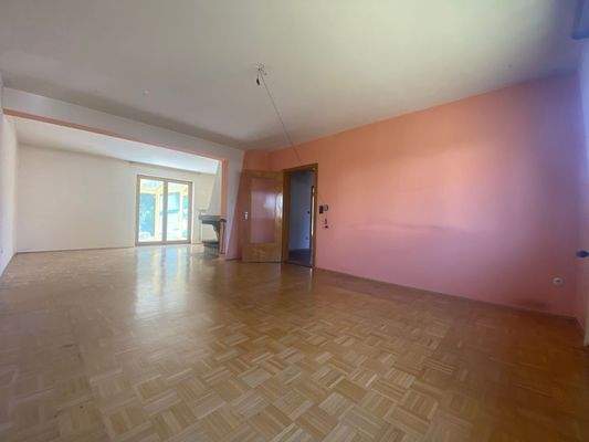 großer Wohn- Essbereich mit offenem Kamin