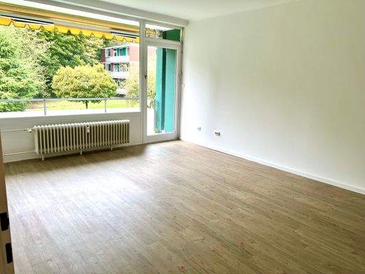 Wohnzimmer mit Balkon