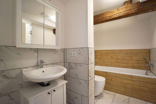 Bad mit Wanne und Dusche