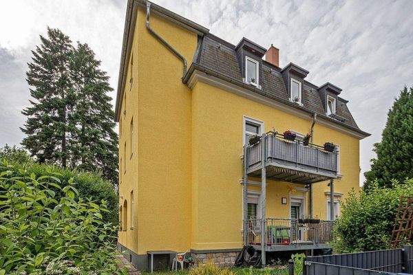 Hausansicht mit Balkonen