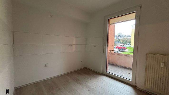 Küche mit Balkonzugang