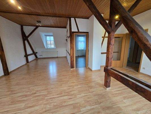 Wohnung 4 Wohn-/Esszimmer mit Blick in Kinderzimme