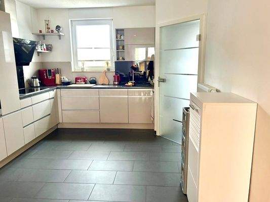 Offene Küche mit Blick ins Grüne