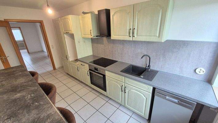 Küche mit Tresen Essbereich