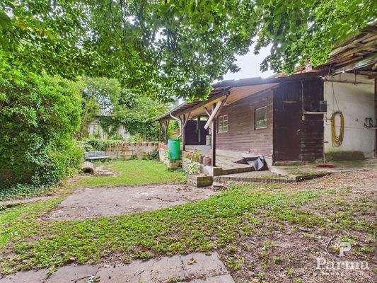 Garten mit Nebengebäude