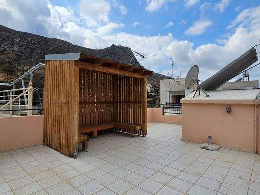Kreta, Koutouloufari: Haus im Dorfzentrum mit großer Dachterrasse mit herrlichem Blick auf Hersonissos und das Meer zu verkaufen