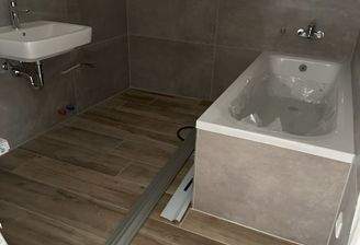 Bad mit Wanne und Dusche