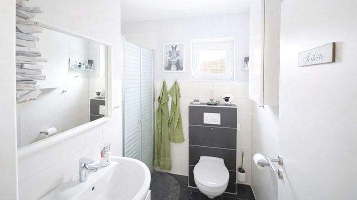 Gäste-Bad mit Dusche im Erdgeschoss