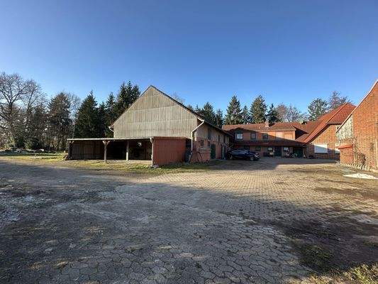 Blick auf das Nebengebäude und das Wohnhaus