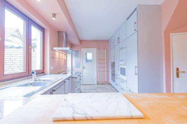 Küche mit Nebeneingang und Speisekammer