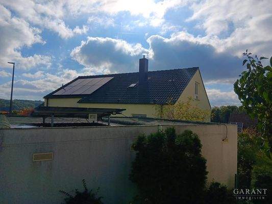 Hausansicht Eingangsseite mit PV-Anlage und Garage