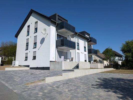 Ansicht mit Parkplatz