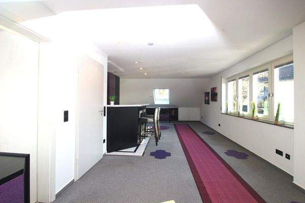 Atelier im DG mit viel Fensterfläche, …