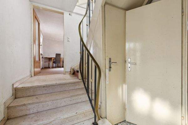 Flur im EG mit Aufgang zum Wohnzimmer EG 