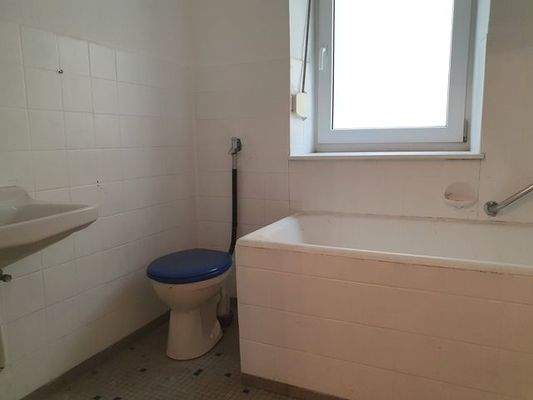 EG, Wohnung re.: Badezimmer