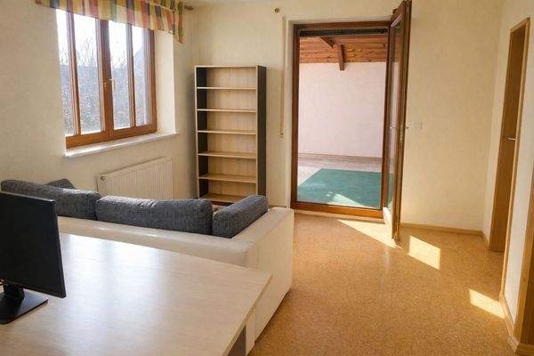 Blick Zimmer 2 DG zu Balkon.jpg