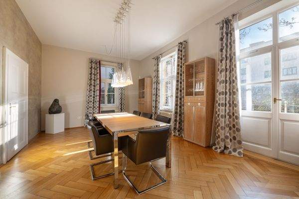 Esszimmer mit Terrassenzugang