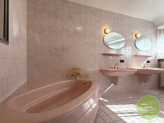 ... hochwertiger Ausstattung.