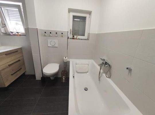 EG: Bad mit Wanne und Dusche Bild 1