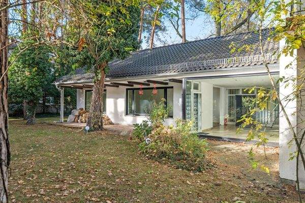 Nach Süden zum Garten ausgerichtete, überdachte Terrasse