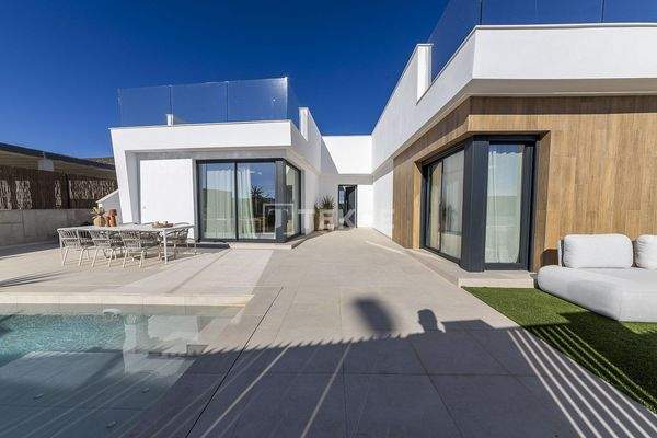 Detached Villas with Panoramic Views of the Golf Course in Murcia