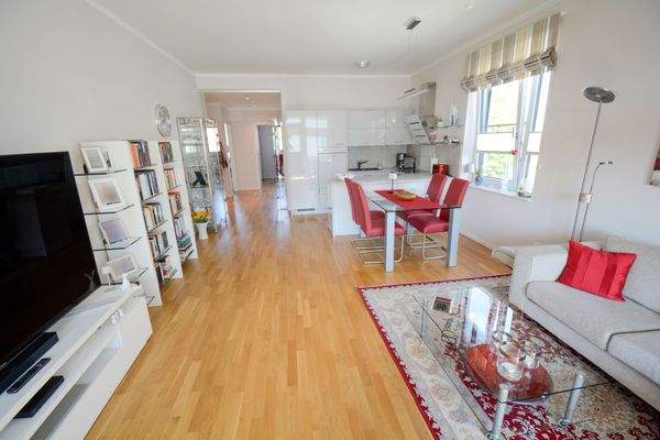 Wohn-/Esszimmer mit Loggiazugang