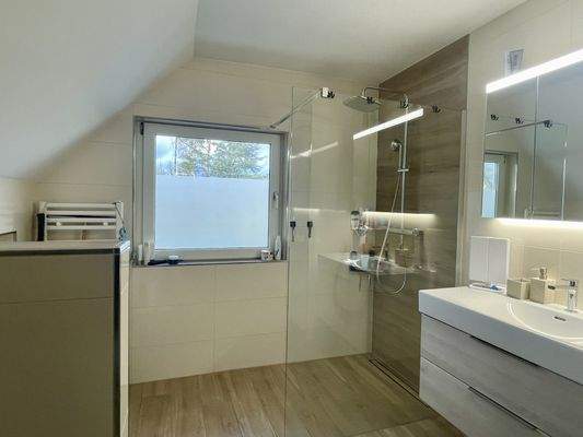 Bad mit Dusche und Wanne