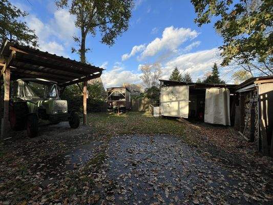 2. Zufahrt mit Unterständen