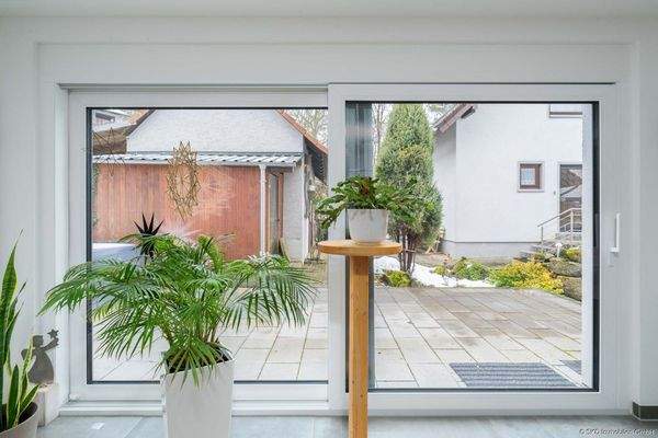 Schöne große Fenster, bringen Licht ins Haus