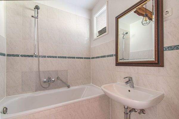 Gepflegtes Badezimmer mit komfortabler Badewanne