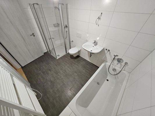 geräumiges Badezimmer