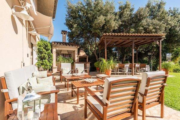 Sonnenterrasse mit Grillbereich