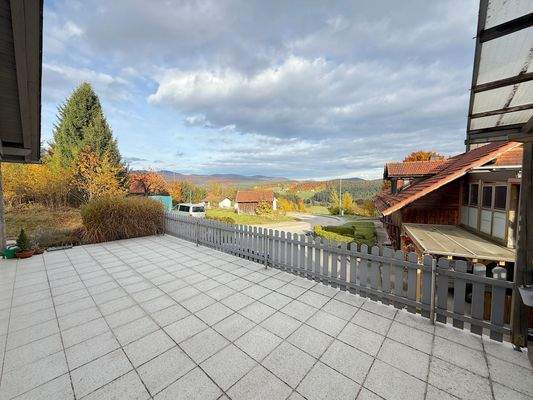 Terrasse EG mit Blick zum Baumei.JPG