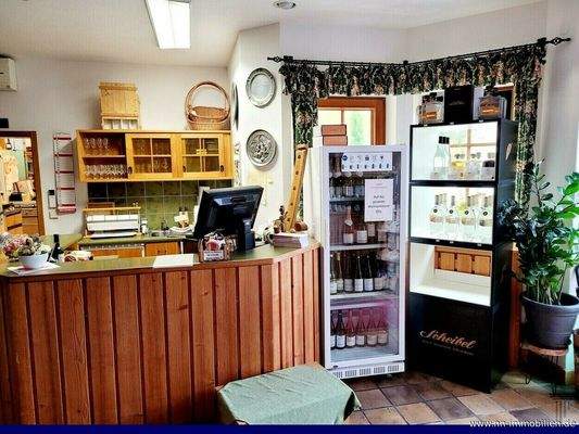 Innenansicht - Kleiner Thekenbereich mit Arbeitsfläche, Regalen und Ablage