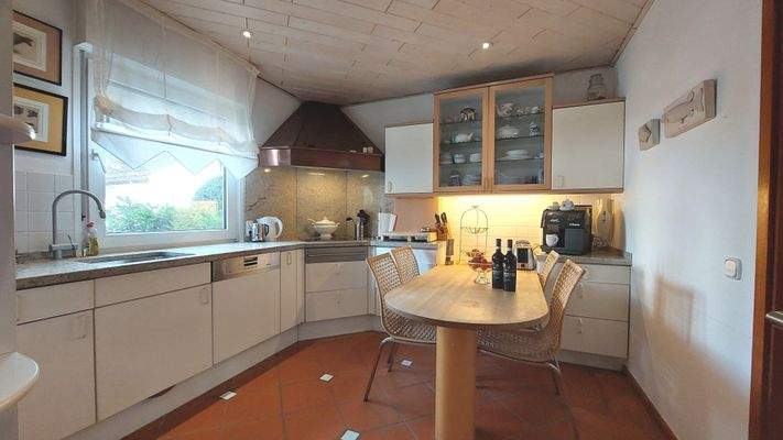 schöne Küche mit Essplatz