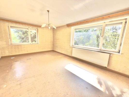 1. Obergeschoss: geräumiges Wohnzimmer