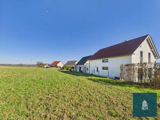 Hausansicht mit Feldrand