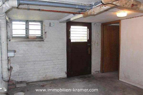 Kellerraum mit Außentür