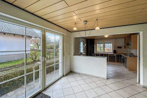 Essbereich mit Blick in die Küche