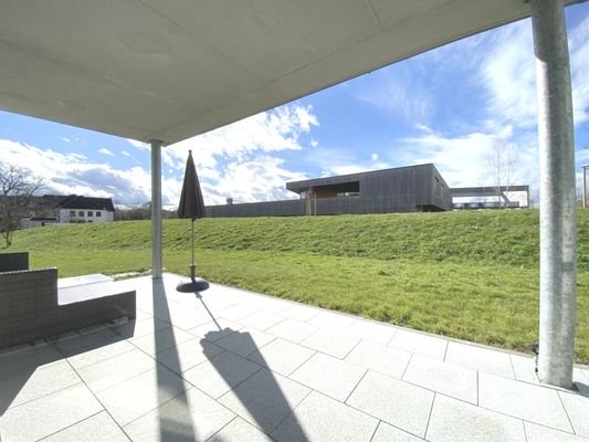 große, überdachte Terrasse mit eigenem Garten