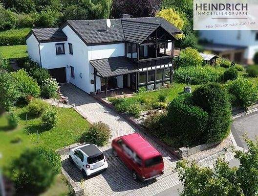 Hausansicht mit Garten und Zufahrt- Kopie