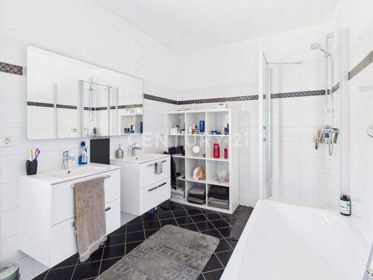 Modernes und gepflegtes Badezimmer