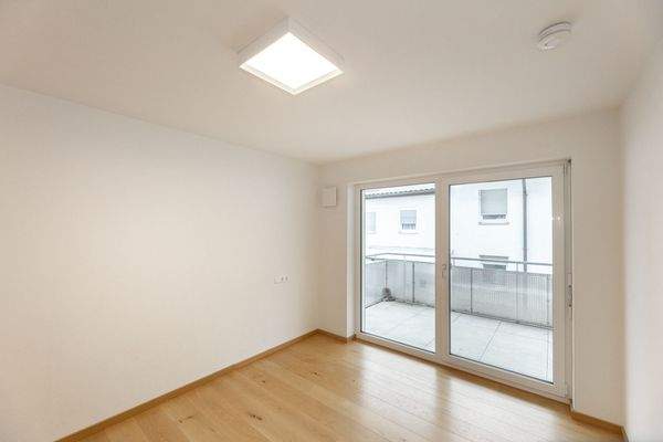 Schlafzimmer mit Zugang zum Balkon