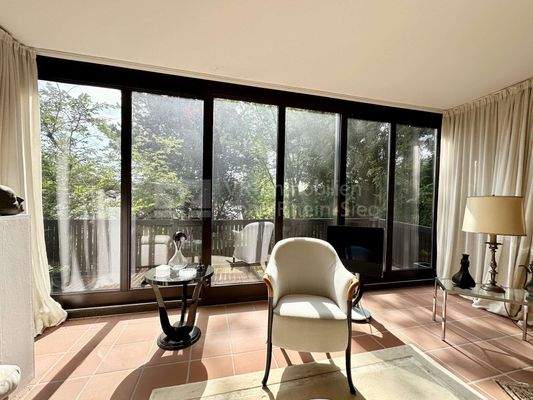 Blick durchs Fenster auf den Balkon