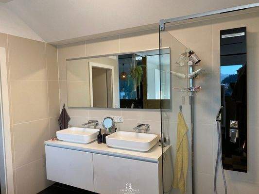 Bad mit zwei Waschbecken und Dusche